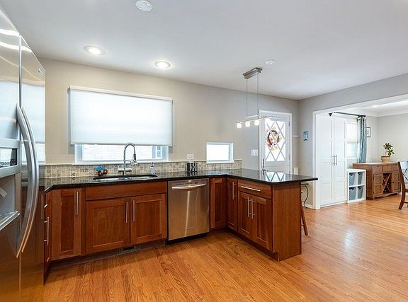 5th image of 519 S Brainard Ave