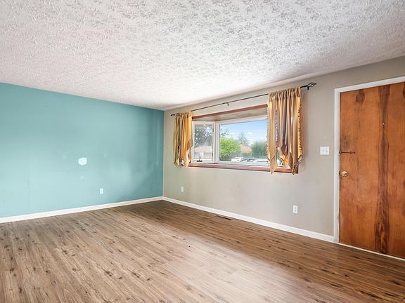 4th image of 1635 Rosehill Rd
