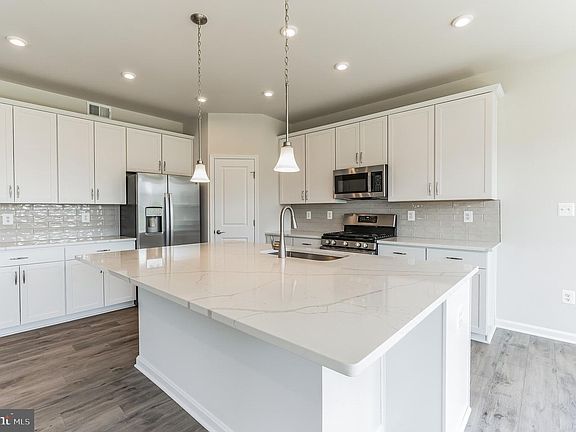 2nd image of 13 Golden Raintree Ct