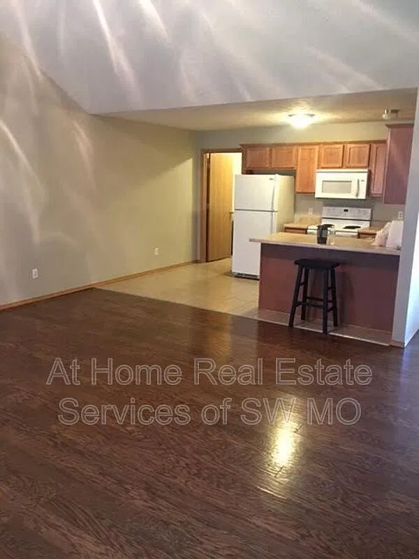 3 bed, 2.0 bath, 1361 sqft, $1,330 — Photo 1