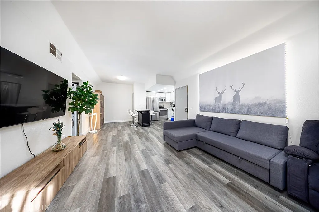 2 bed, 912 sqft, $2,400 — Photo 4