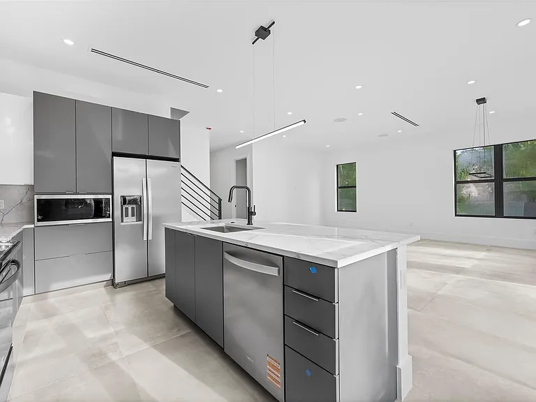 3294 SW 15th Ave — Photo 4
