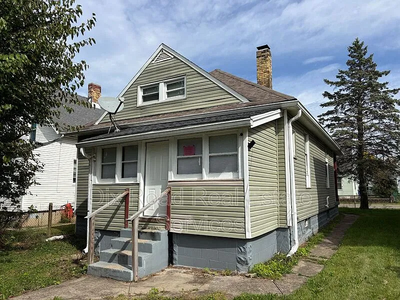 4 bed, 1.0 bath, 956 sqft, $1,375 — Photo 3