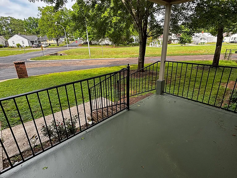 4201 Hawthorne Ave SW — Photo 3