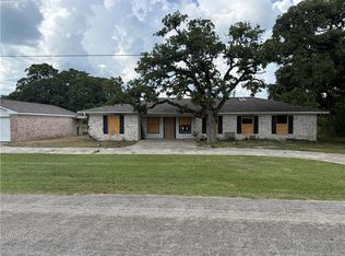 245 Golfview Dr, Hilltop Lakes, TX 77871