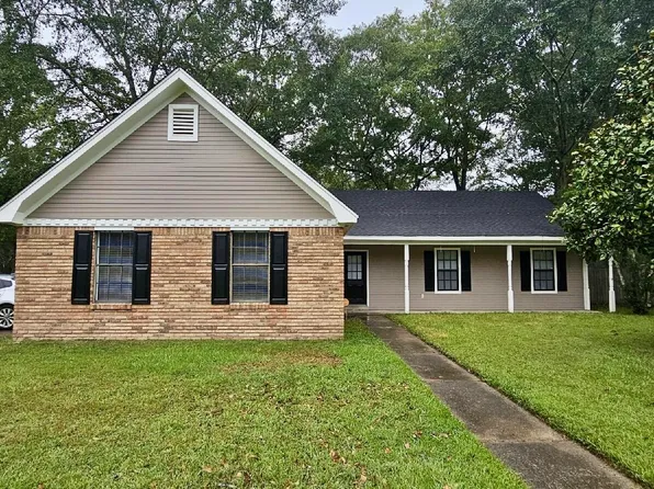 9 Monticello Cir, Columbus, MS 39702