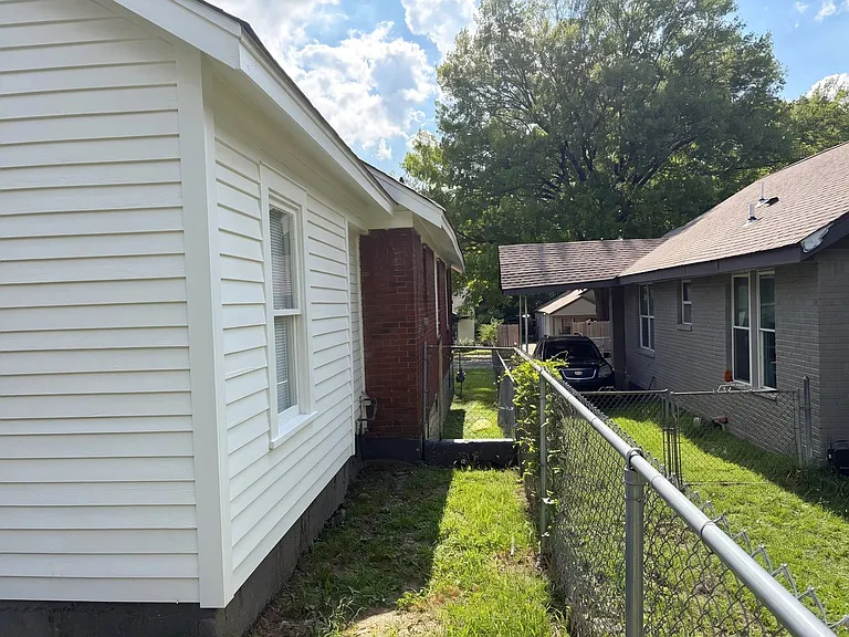 1434 Rayner St — Photo 17
