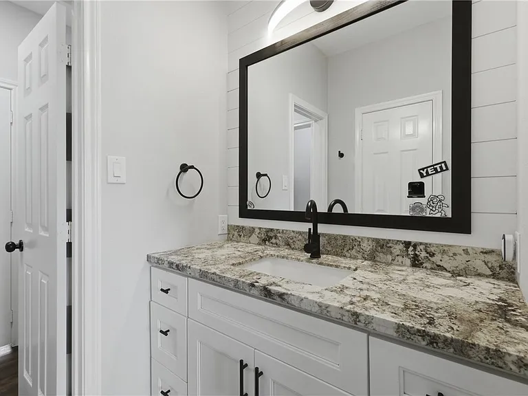 239 Navarro Dr — Photo 16