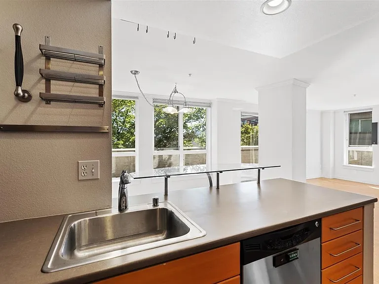 1420 E Pine St #E202 — Photo 14