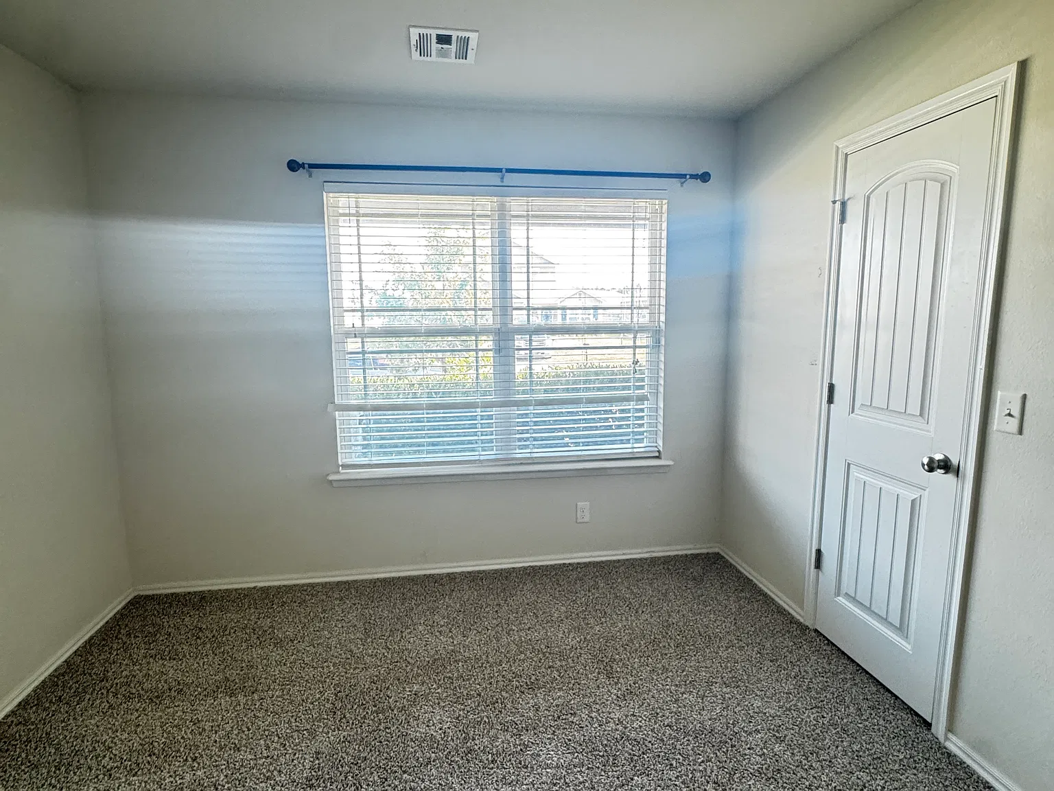 4 bed, 1834 sqft, $1,995 — Photo 3