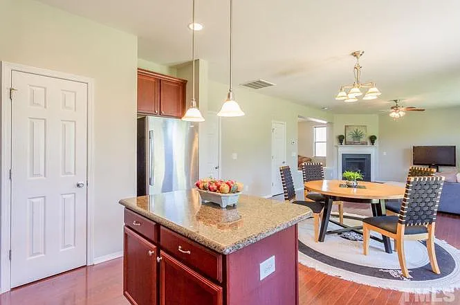 213 Seymour Pl — Photo 4