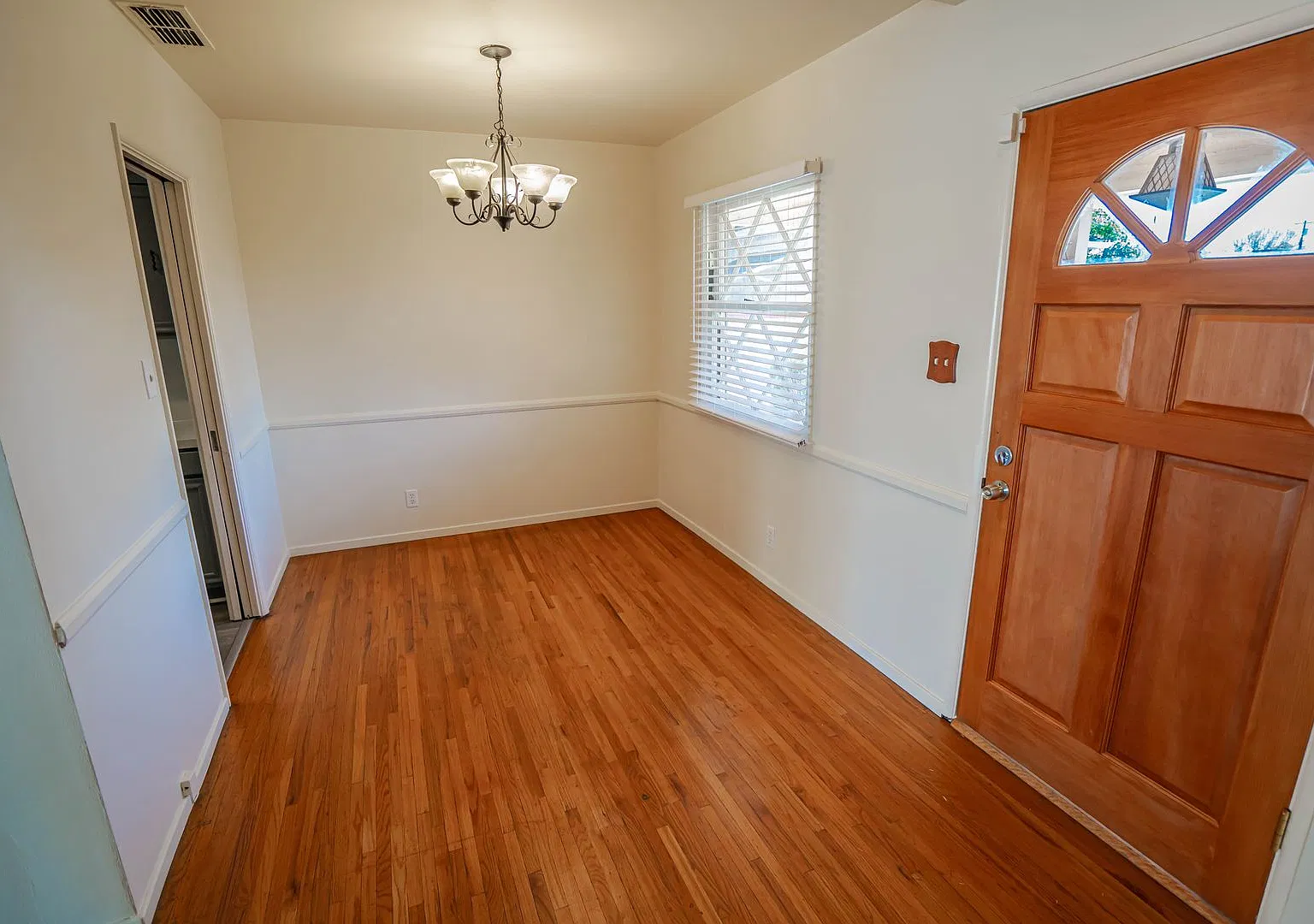 3 Bedroom Home for Rent in Northridge. — Photo 2