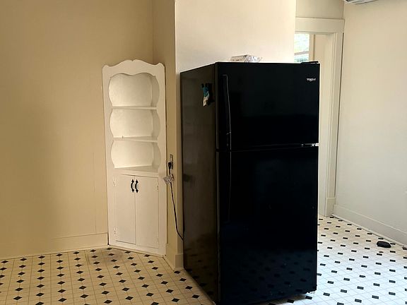 5th image of 505 E Locust St APT A