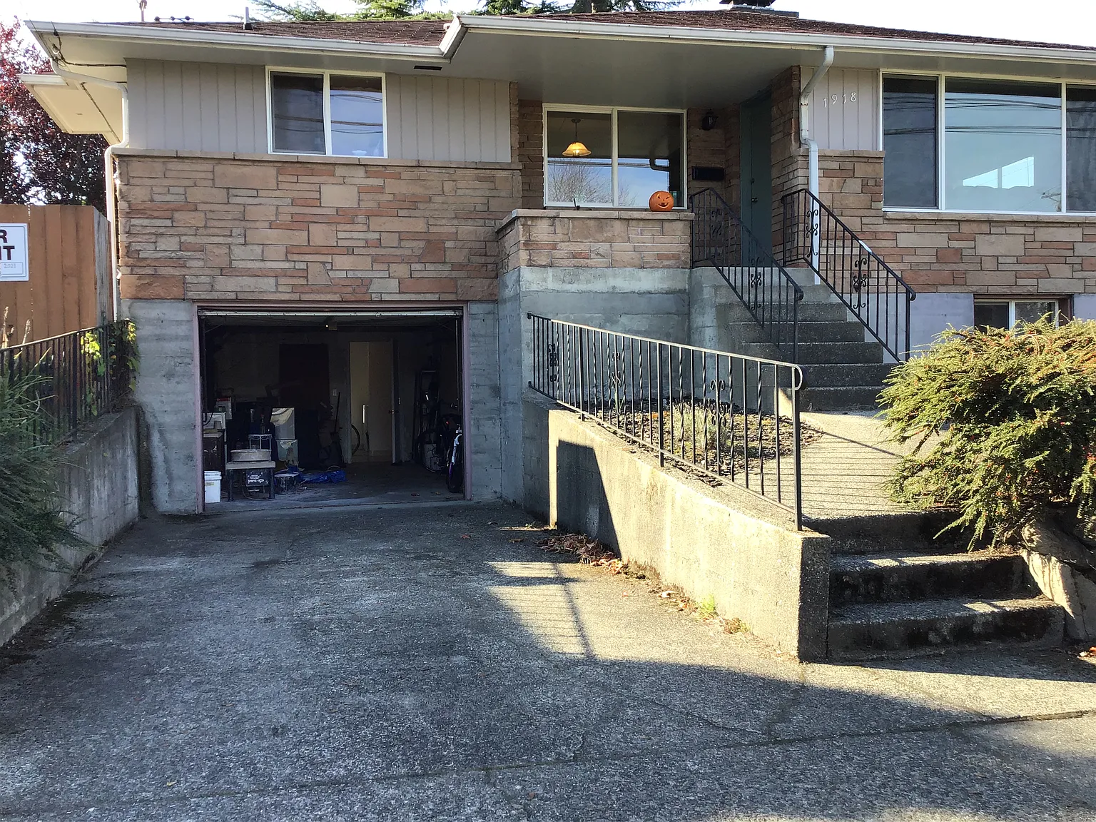 5 bed, 2.5 bath, 2500 sqft, $3,540 — Photo 2