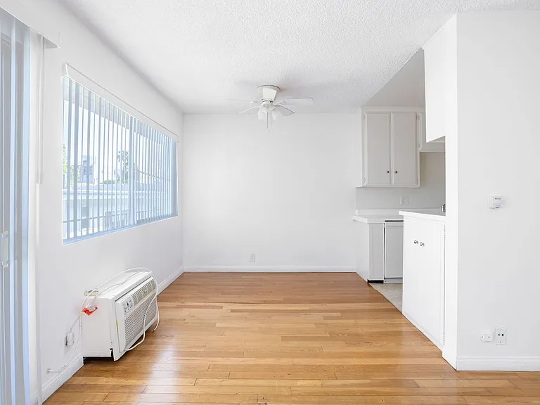 725 N Hayworth Ave — Photo 6