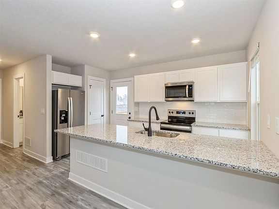 5th image of 221 Knoll Ridge Dr