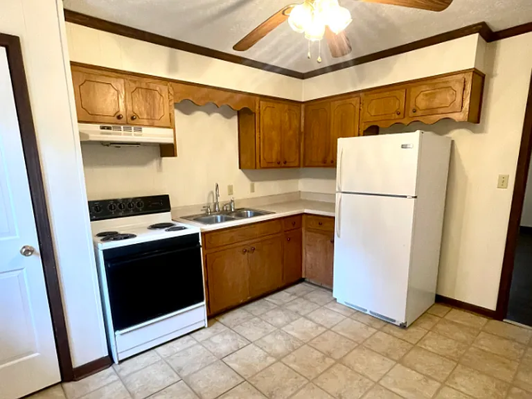 215 Geoff Ln — Photo 3