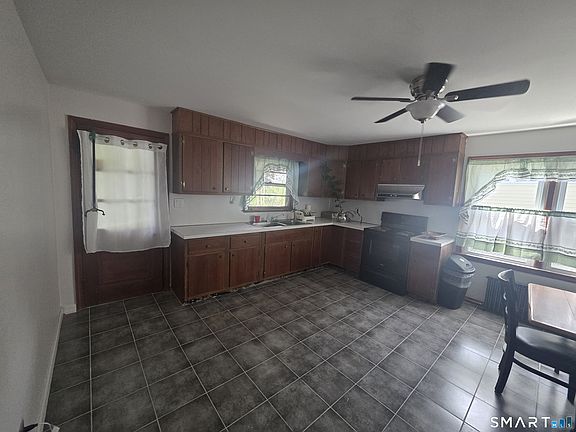 3rd image of 26 Cumley St