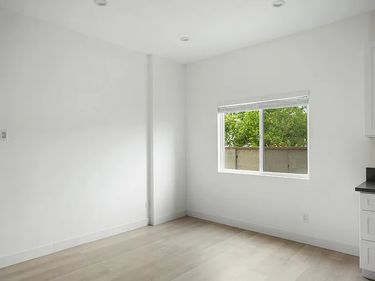 11217 Cohasset St — Photo 7
