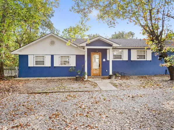 207 Vacation Ln, Waveland, MS 39576