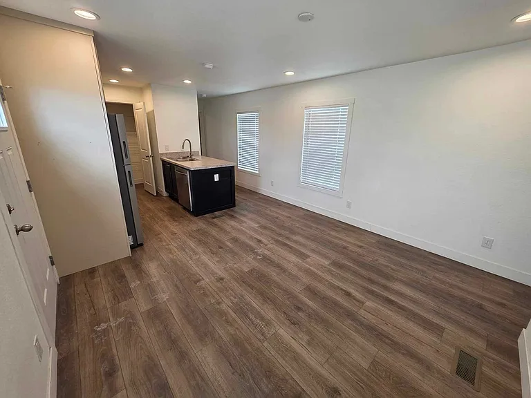 350 N 300 E #5 — Photo 3