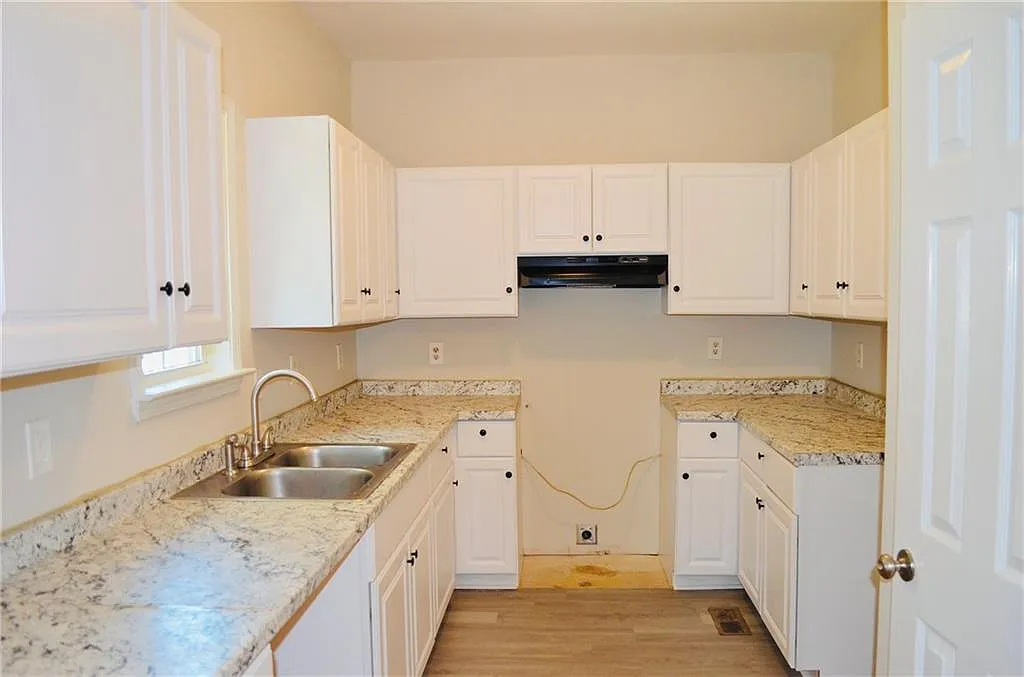 4 bed, 3.0 bath, 1440 sqft, $2,400 — Photo 3