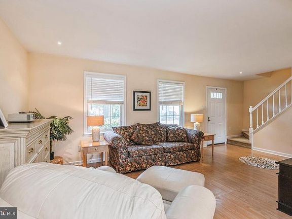4th image of 61 Woodstream Dr