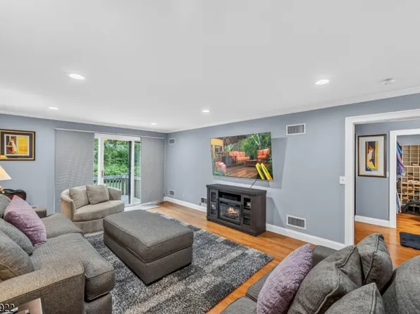 69 Peach Hill Ct, Ramsey Boro, NJ 07446