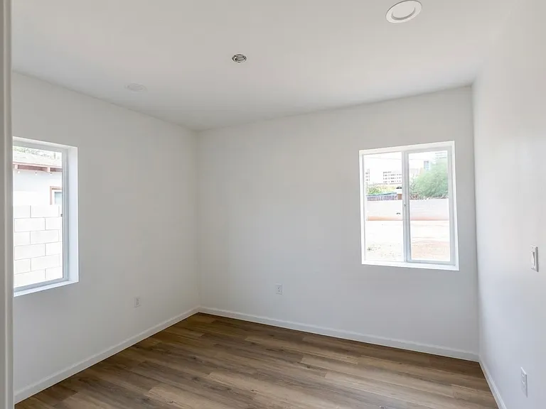 1728 E Linden St — Photo 8