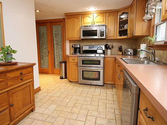 4th image of 8 Earlene Dr