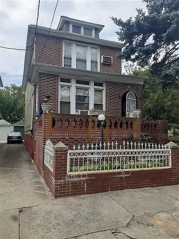 664 E 49th St photo 1