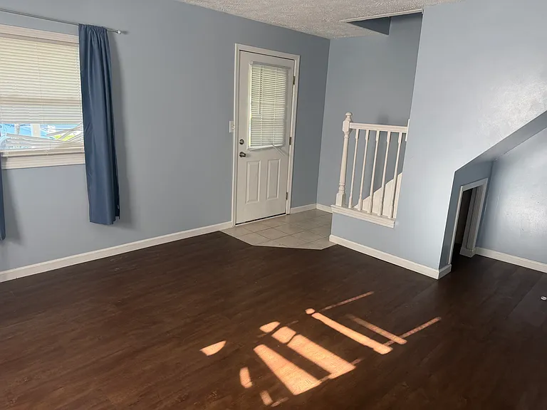 345 N Wolf Creek St — Photo 4