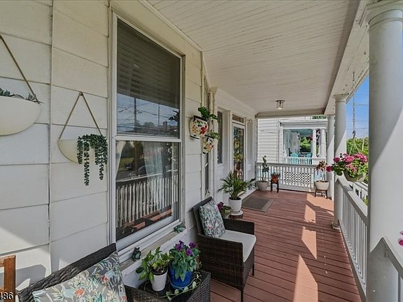 5th image of 42 Rossmore Pl