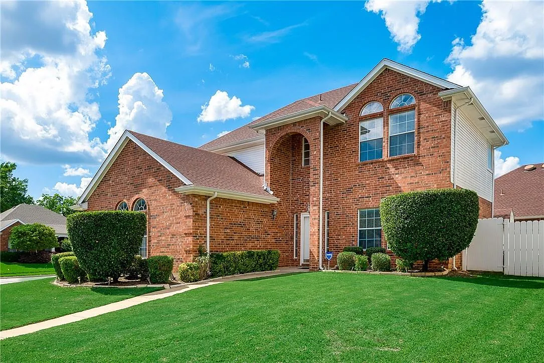 4 bed, 2.5 bath, 1894 sqft, $2,490 — Photo 3