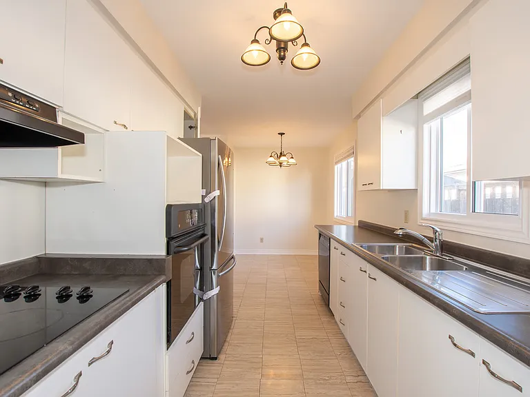 39 Mayfair Dr — Photo 8