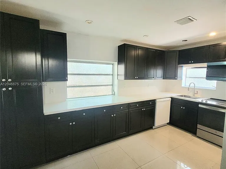 1132 Moffett St — Photo 7