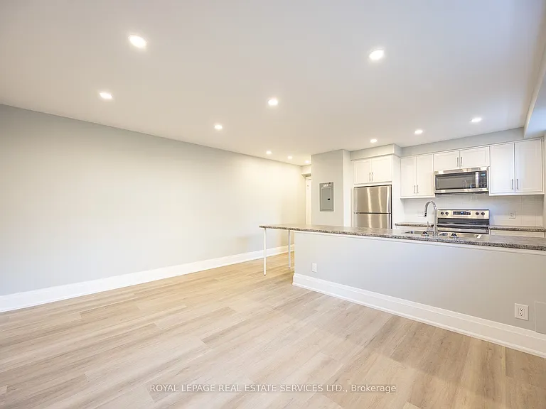 320 Lakeshore Rd W #2 — Photo 8