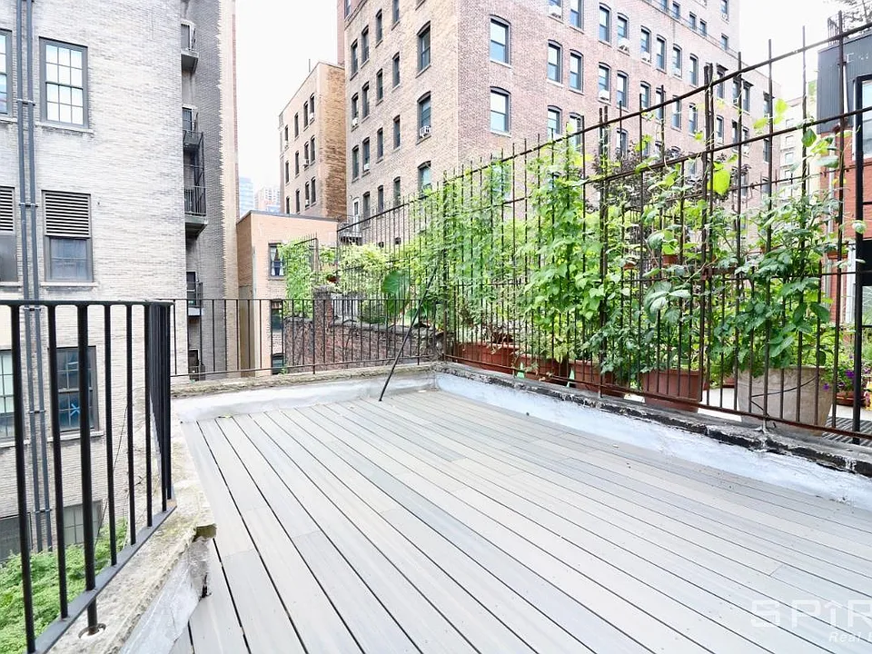 136 W 74th St #3B
