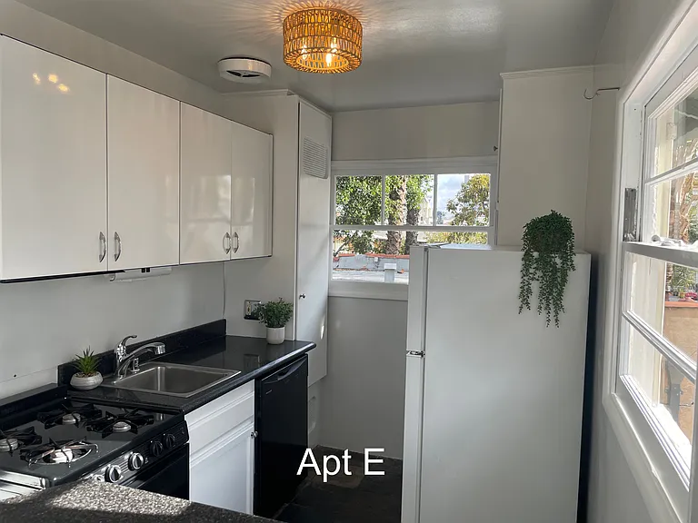 2024 Argyle Ave #E — Photo 6