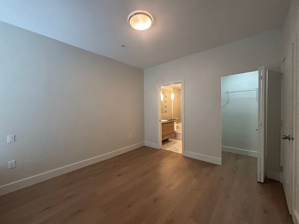 2 bedroom rental in Surrey — photo 21