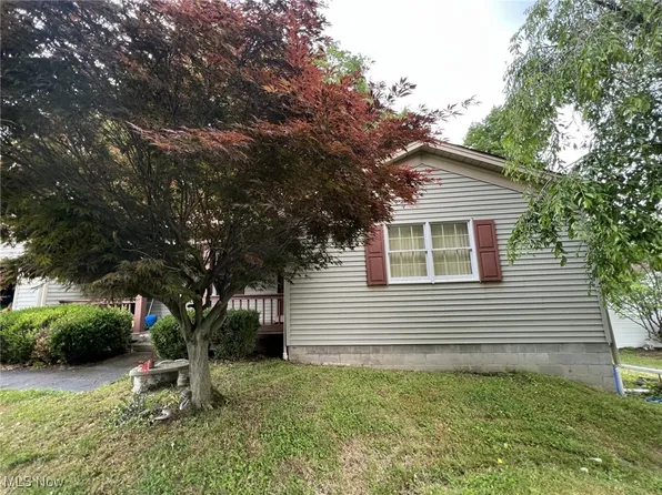 2860 Decamp Rd, Youngstown, OH 44511