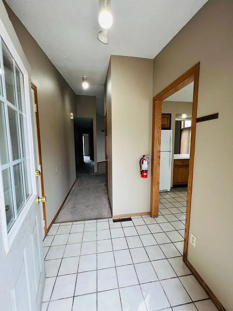 Building Photo - 2132 Plaen View Dr