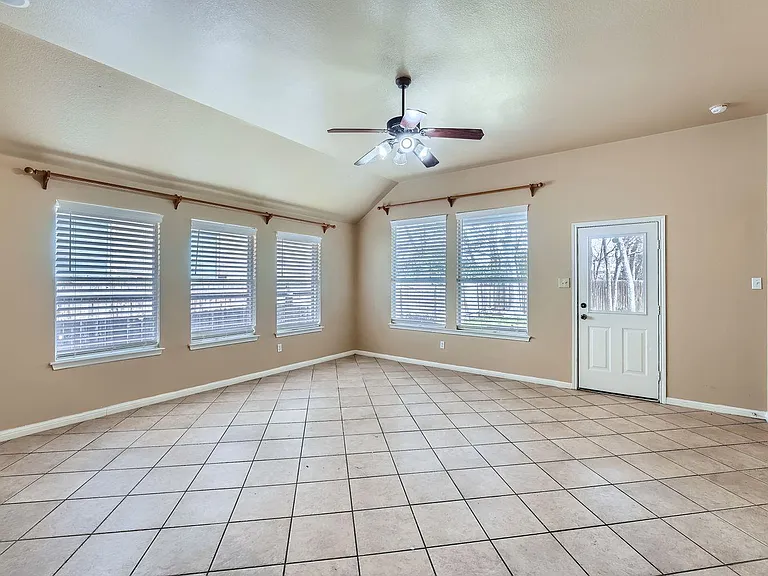 1402 Weatherford Dr — Photo 6