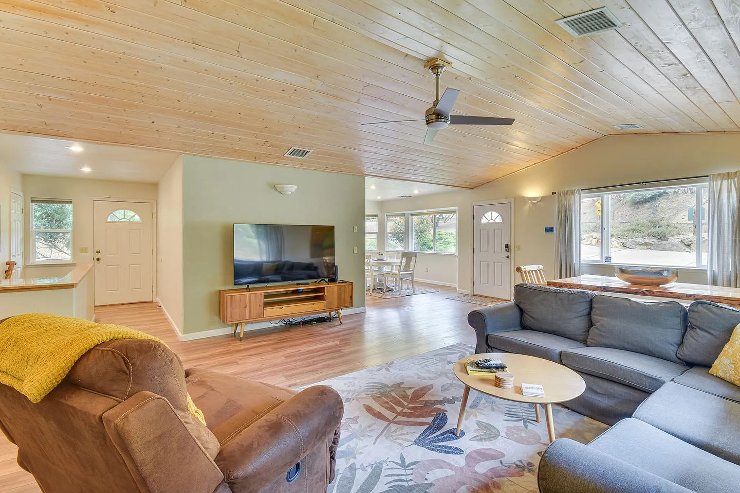 4 bed, 2.0 bath, 2497 sqft, $9,053 — Photo 3