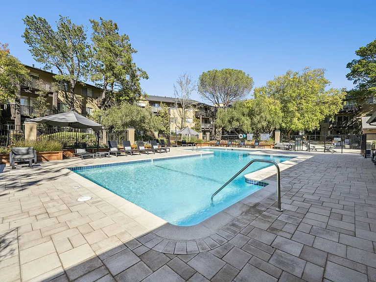 Skylark Apartments — Photo 40