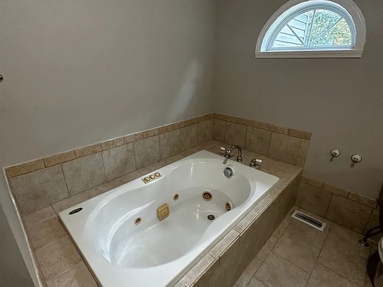 742 Old Sulphur Springs Rd — Photo 36
