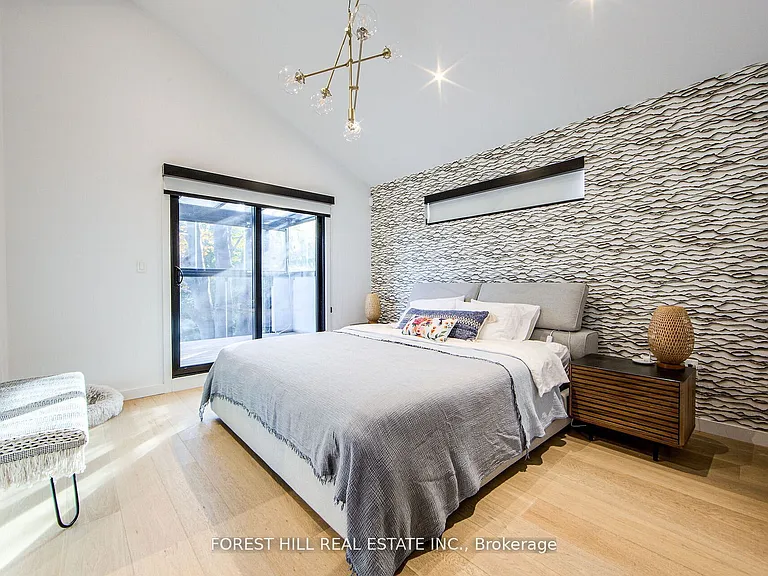 257 Manor Rd E — Photo 20