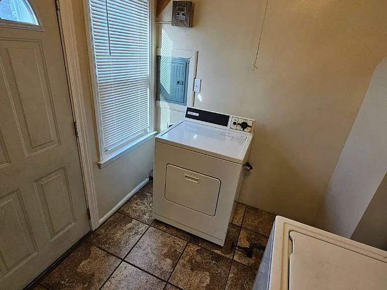 28303 Essex St — Photo 10