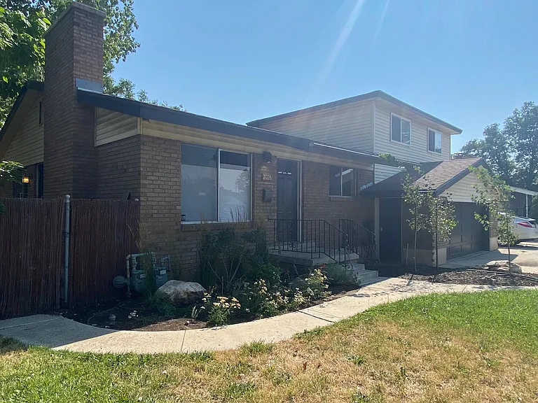 2026 E Yuma View Dr S — Photo 1