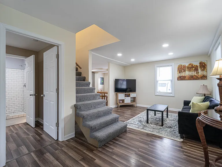8033 Edgewater Ave — Photo 20